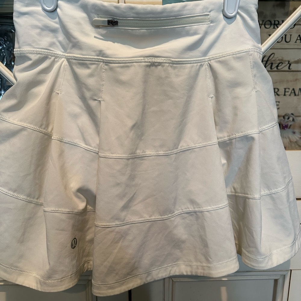 Lululemon white skirt; great condition no tags. Size 0- 2 Tall